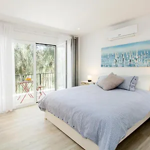  Apartment Perfectly Located Beachside In Elviria Spain